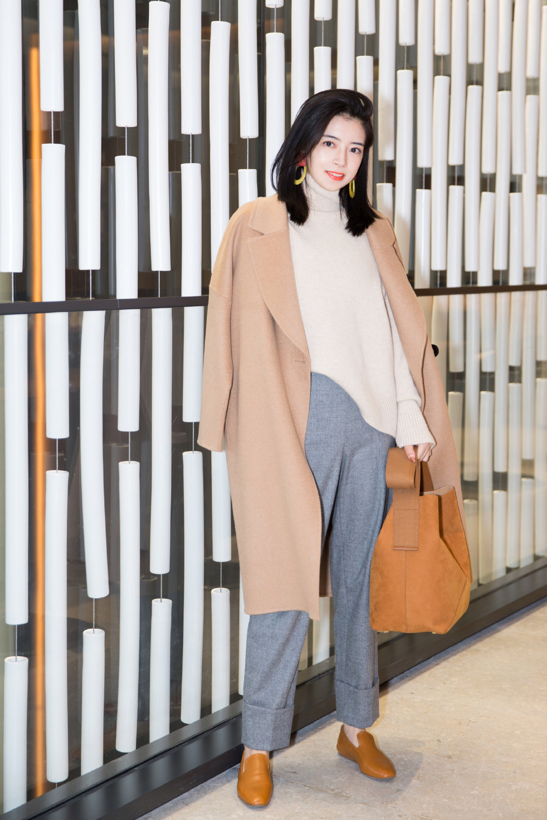 毛呢大衣怎么穿才减龄有范不老气,今年流行短羊绒大衣最佳搭配