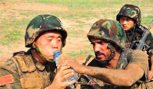 两国士兵互相蹭饭吃,中俄两国在边境互相蹭饭