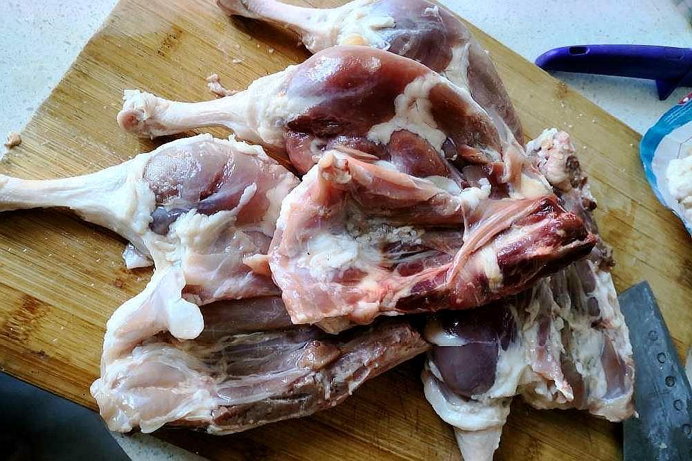 腊鸭腿最简单的吃法,腊鸭腿正宗做法