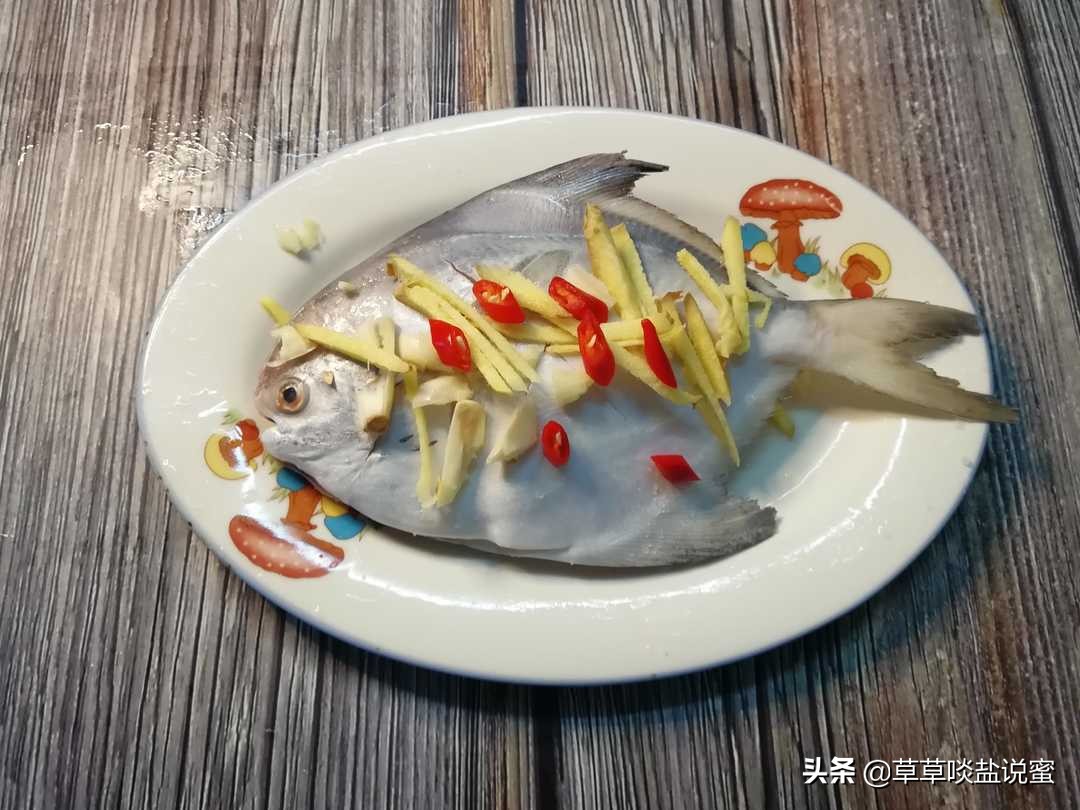 正宗清蒸鲳鱼的刀法,清蒸银鲳鱼的正宗制作方法