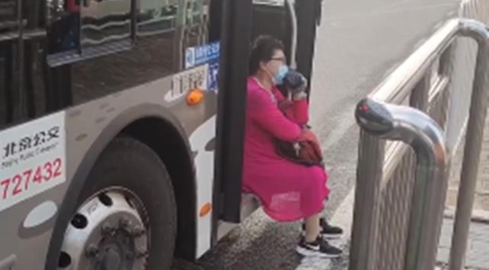北京大妈坐公交让驾驶员扶视频,大妈让公交司机扶自己上不扶不走