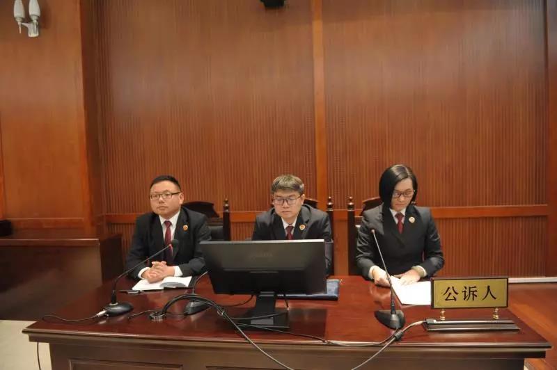 妻子贪污受贿被发现,妻子收了渣男贿赂