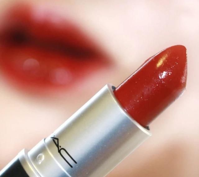 mac口红dozencarnations试色,mac最值得买的彩妆推荐