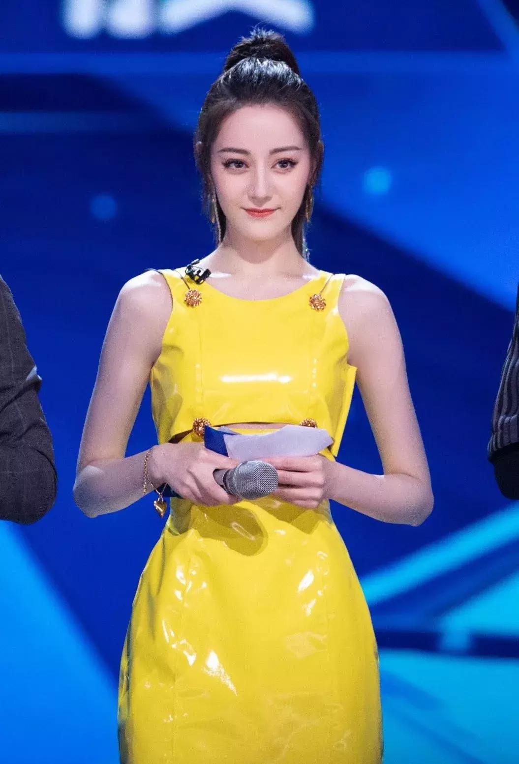 热巴当众撕衣服热舞,谁受得了