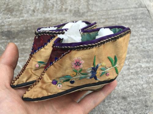 正说缠足一千年：三寸金莲如何从“贵族范儿”，变成了情色风