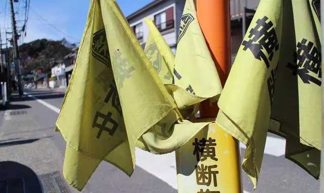 日本小朋友背着书包,日本小学生背的书包