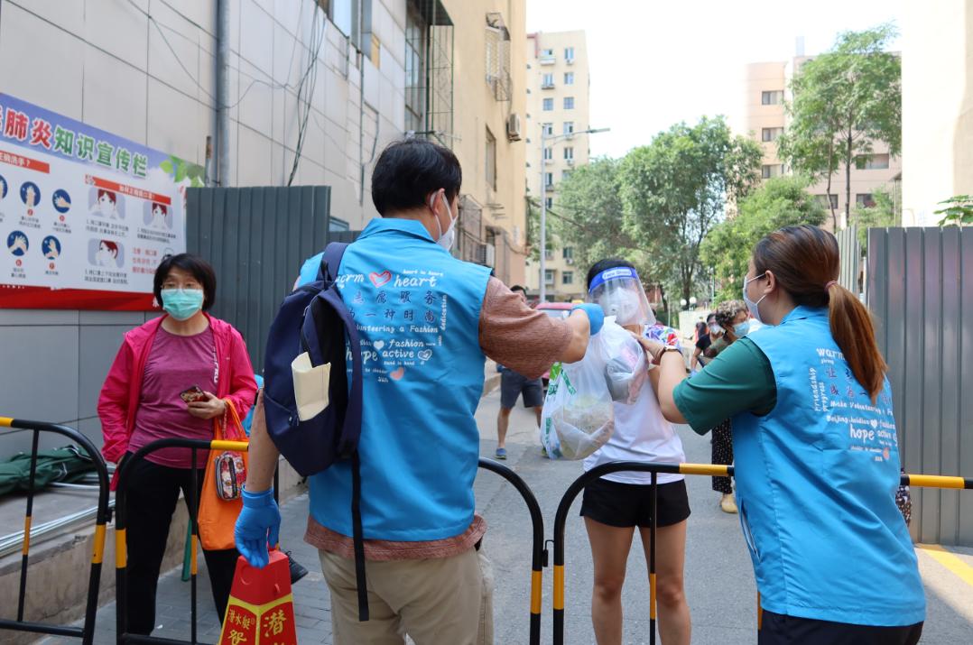 实录!小区封闭管理后,海淀这对夫妻跑来当志愿者……