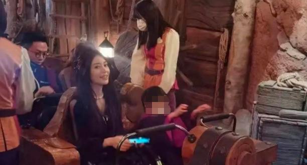 Baby独自带儿子过万圣节,小海绵五官神似黄晓明,母子玩游戏气氛温馨