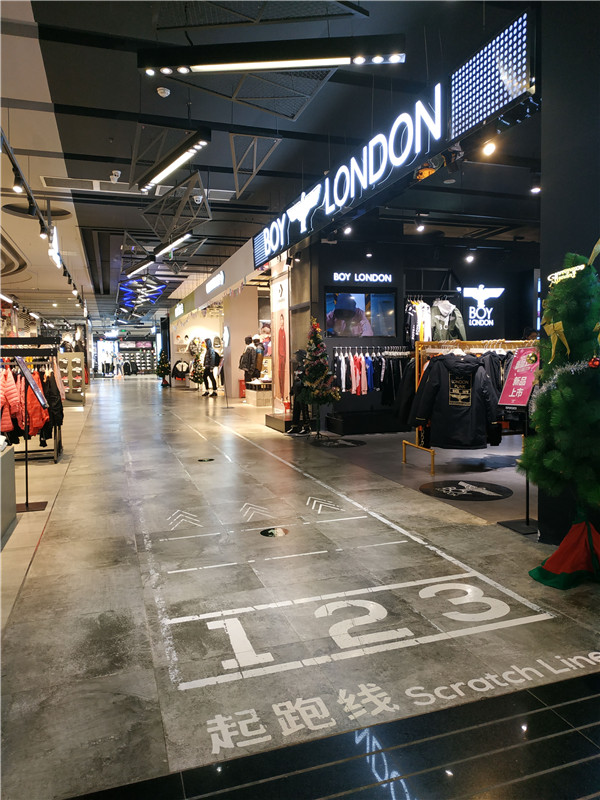 我们今儿来到蚌埠万达,逛了逛帮阿迪耐克卖鞋的滔搏运动城