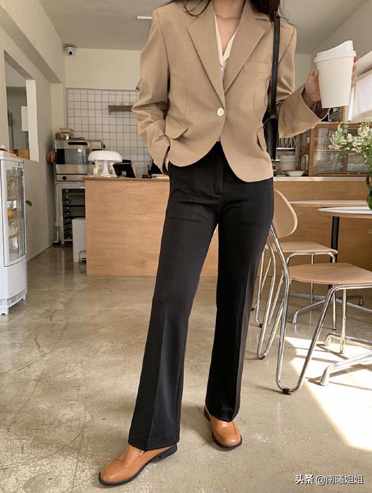 小黑西装怎样搭配好看,五十岁女人穿小黑西装怎样搭配