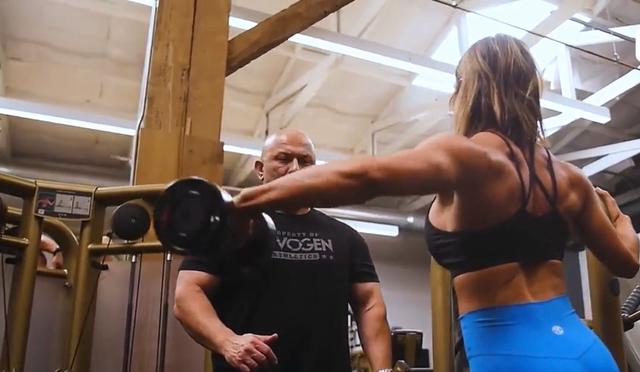 三角肌中束为什么不能大重量,三角肌中束练不大