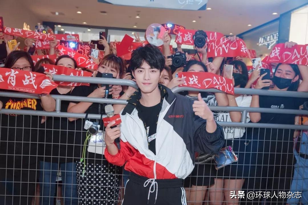 肖战成美妆带货王，王一博秒变“王亿博”，被荷尔蒙支配的“男色经济”你招架得住吗