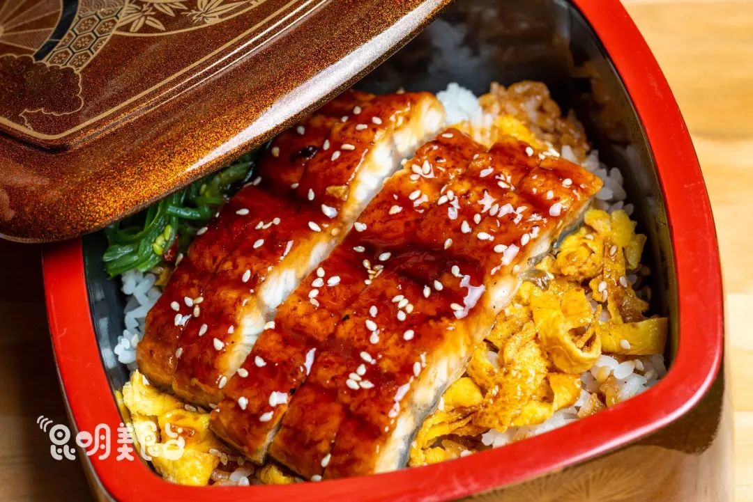 在昆明，第一次见200斤的大鱼，蘸着芥末生吃超爽