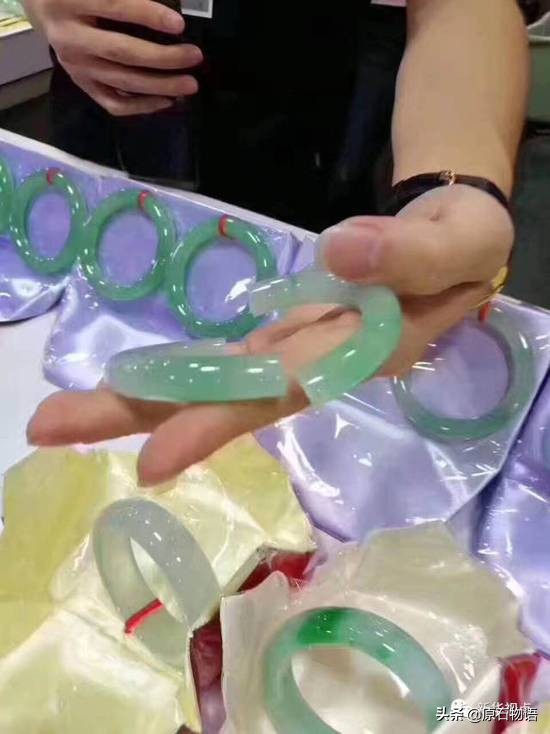 摔坏30万的玉镯赔多少钱,玉镯被打破赔了100万的玉镯