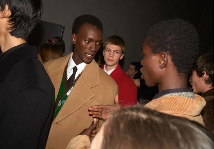 15倍价钱从苏富比拍来的Prada，要供奉在哪儿才好膜拜？