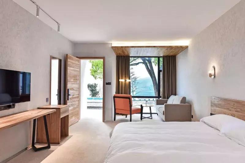 把千岛湖“装”进自家民宿，做了一个无敌湖景泳池，让无数人尖叫