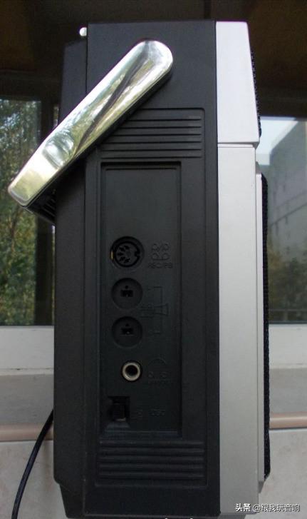 这是一款德国进口UniversumCTR2605便携式音响收音机录音机