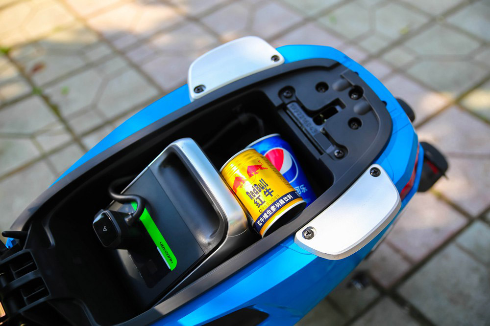 小牛最新电动车测评,小牛军绿色经典款电动车