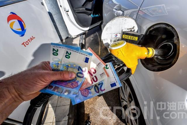 油价上涨美国回应,美国油价大幅度涨价市民暴怒