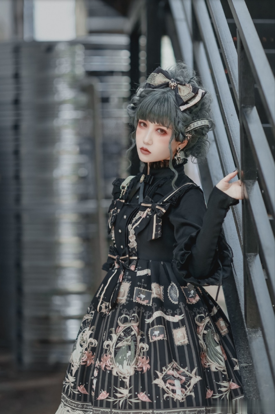 华尔笔下的堕天使,灰蓝盘发哥特lo娘,厌世妆容黑暗而优雅