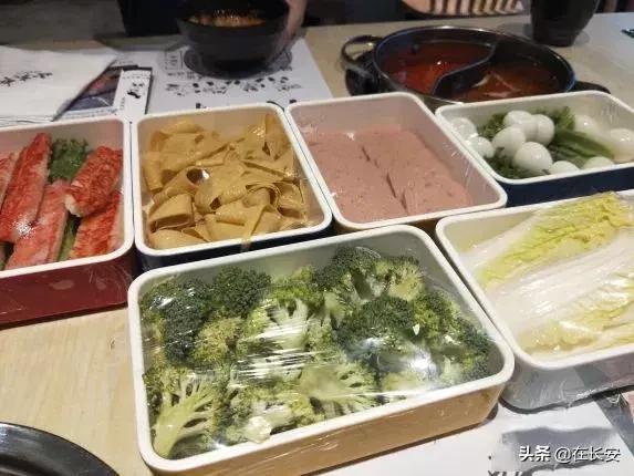 小火锅锅底有六种口味满足你,一桌小火锅