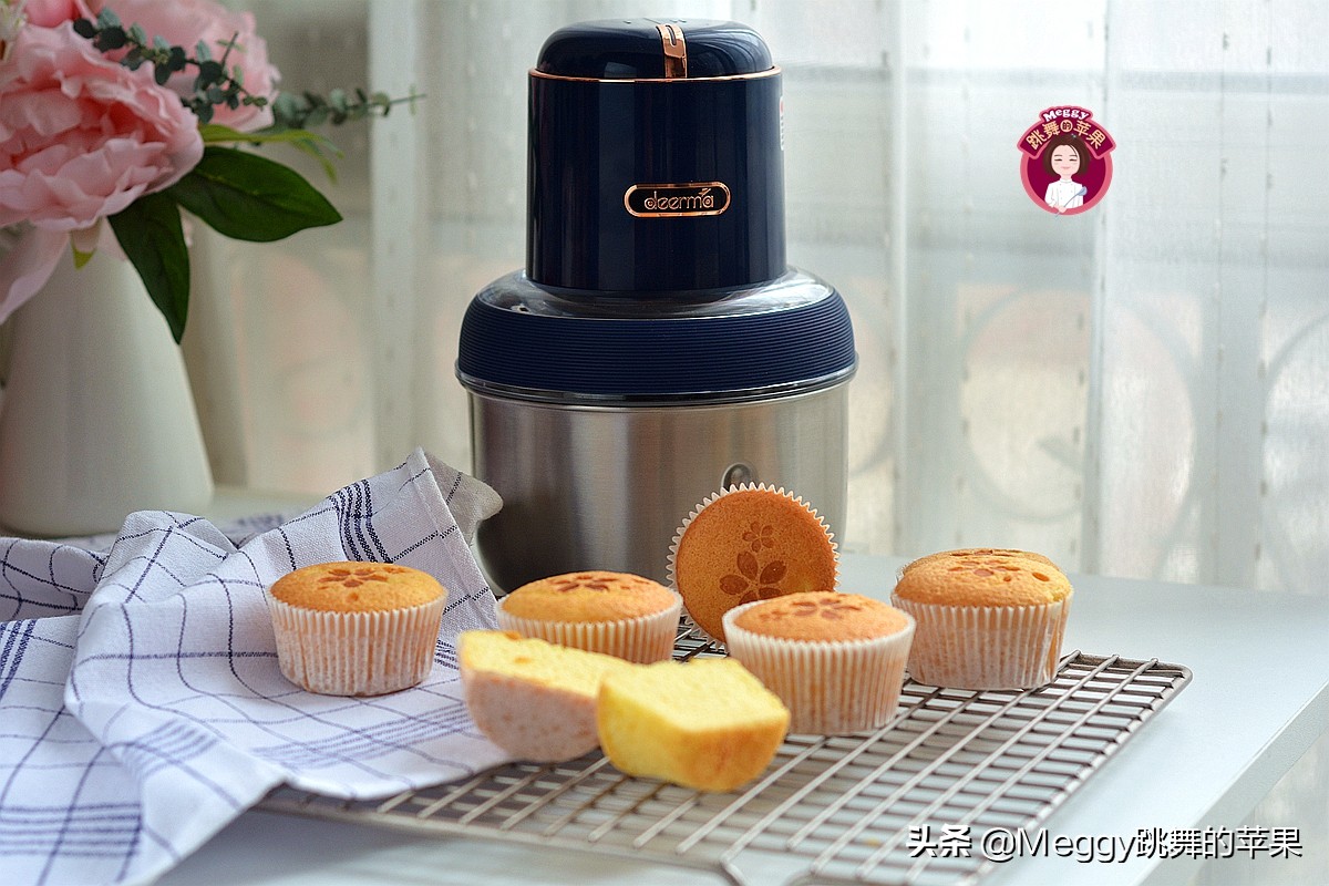 只需要鸡蛋面粉和酸奶做的蛋糕,用一个鸡蛋和蛋糕粉做早餐