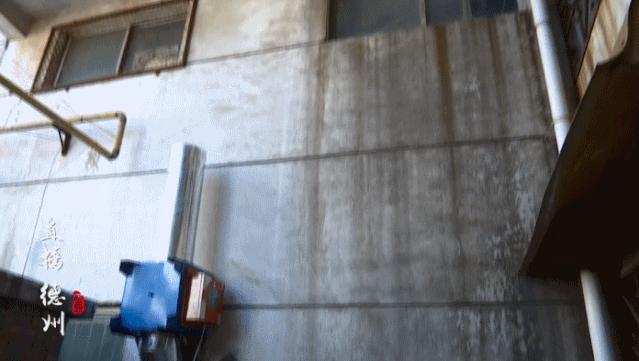 德州一饭店烟囱装在“围城”里，坑苦楼上邻居