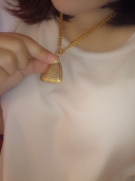 泰国佛牌信仰,双手掩面的泰国佛牌