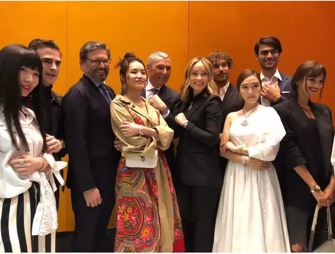 如何在不经意间露出手表,如何在冬天露出自己的手表