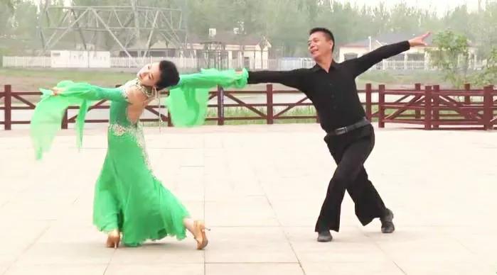 跳交谊舞男士基本舞姿,跳交谊舞其中的乐趣是什么