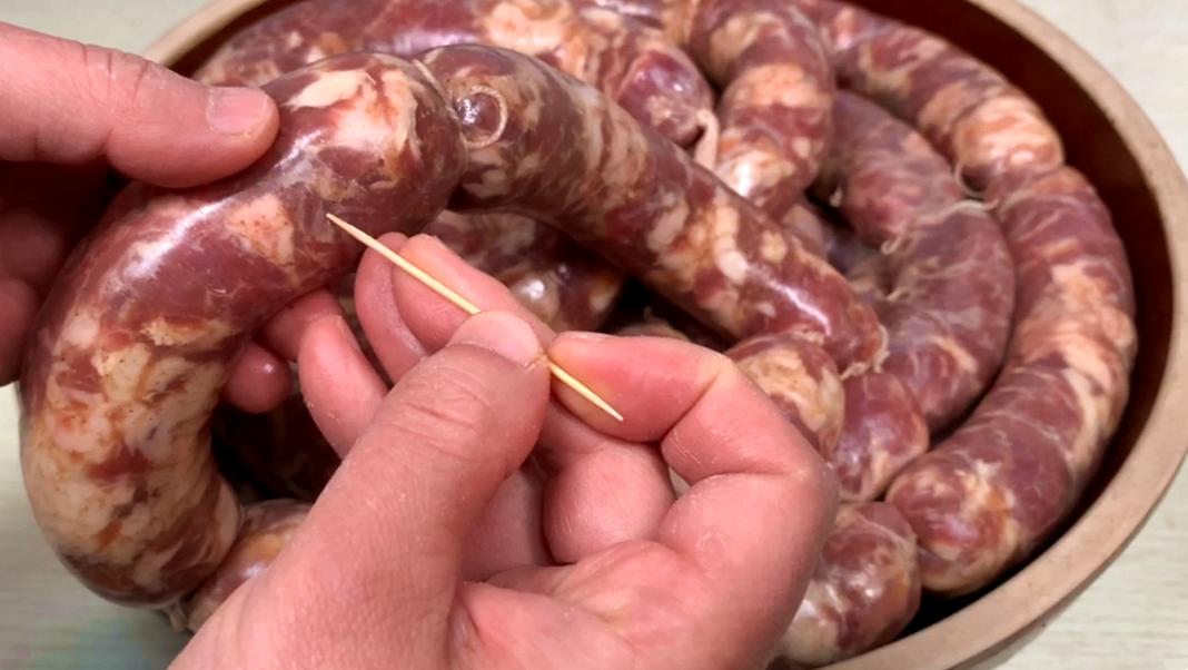 灌香肠的独家秘方一定要收藏起来,70岁大爷做腊肠