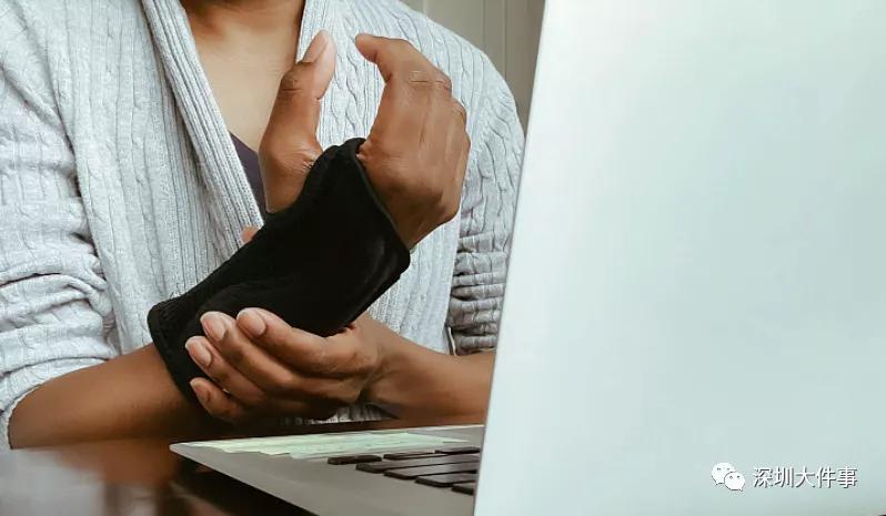女子出现手麻，拖延1年后就医，手掌这地方已“瘪”掉！​年轻人易中招