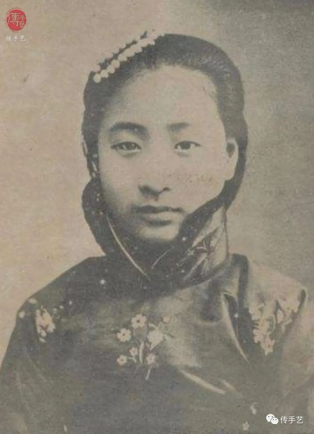 听过“塑身衣”，听过“塑脸领​”吗？民国显瘦第一神器