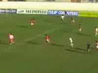 支点中锋踢前腰,足球支点中锋的位置和打法