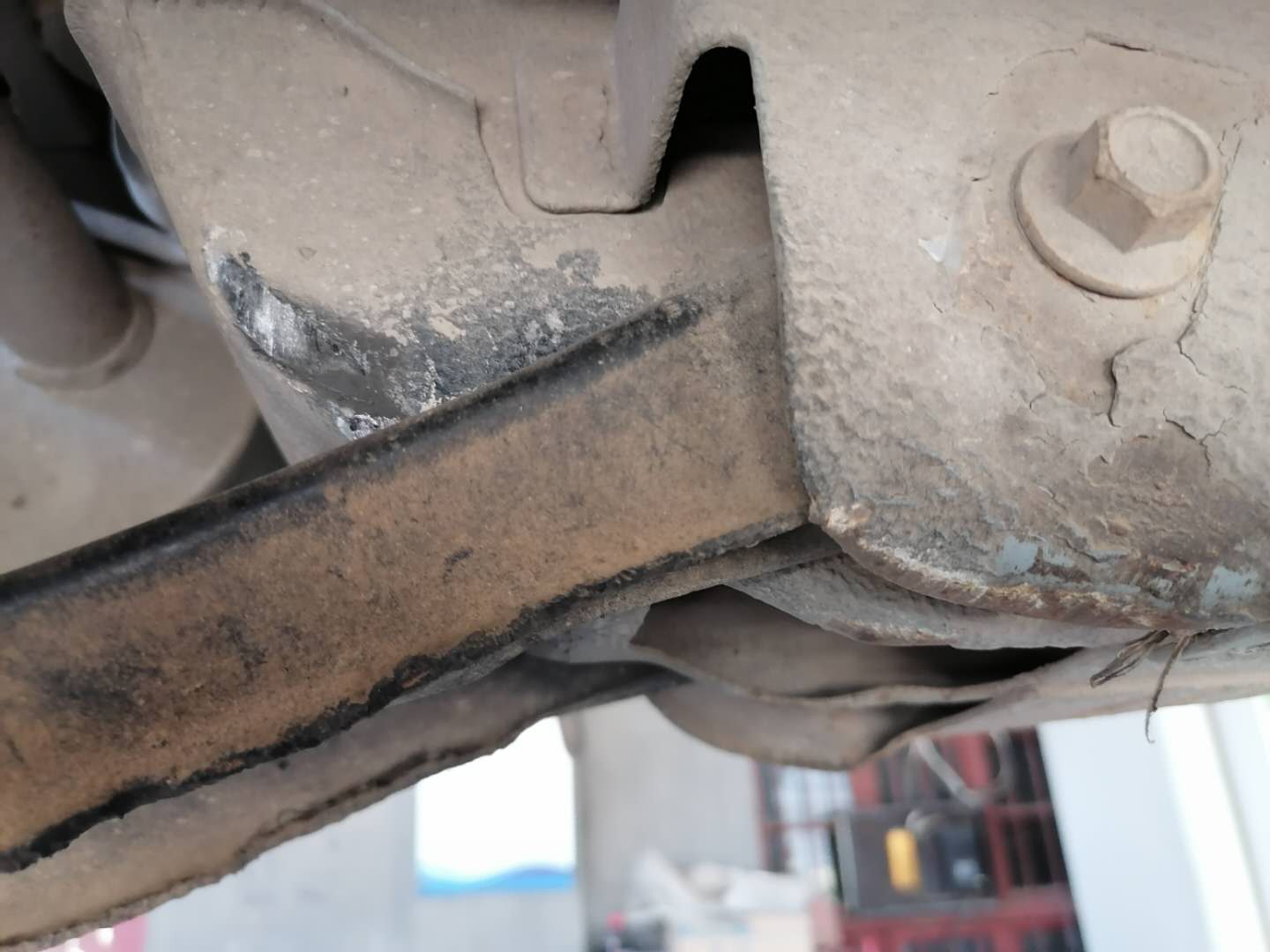 发动机漏油损伤皮带,发动机皮带断裂堵塞油底壳