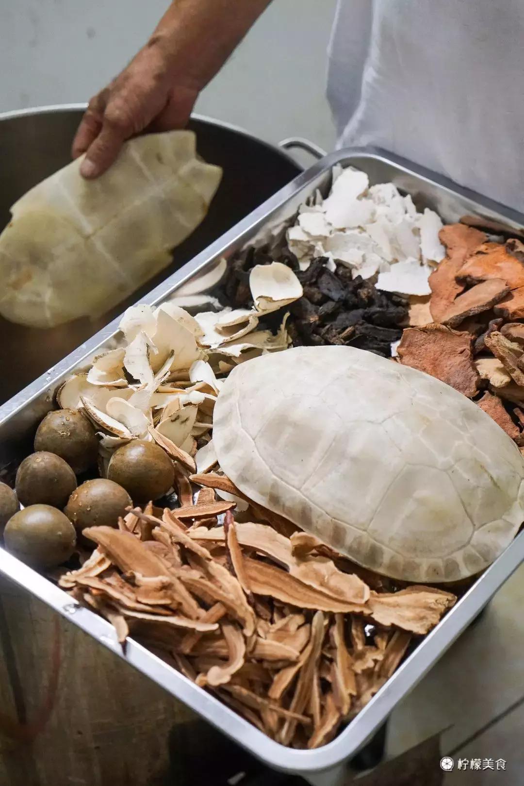 74岁的他，把一半的人生交给了这碗「黑暗甜品」