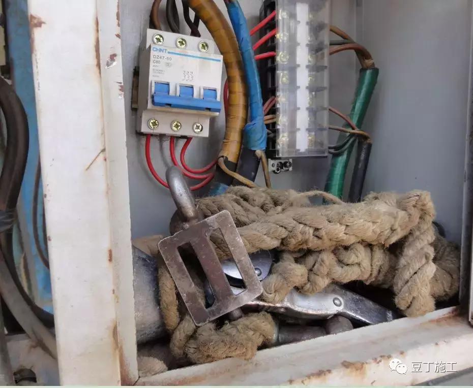 施工现场常见的临时用电违规现象,电力施工现场常见违章现象