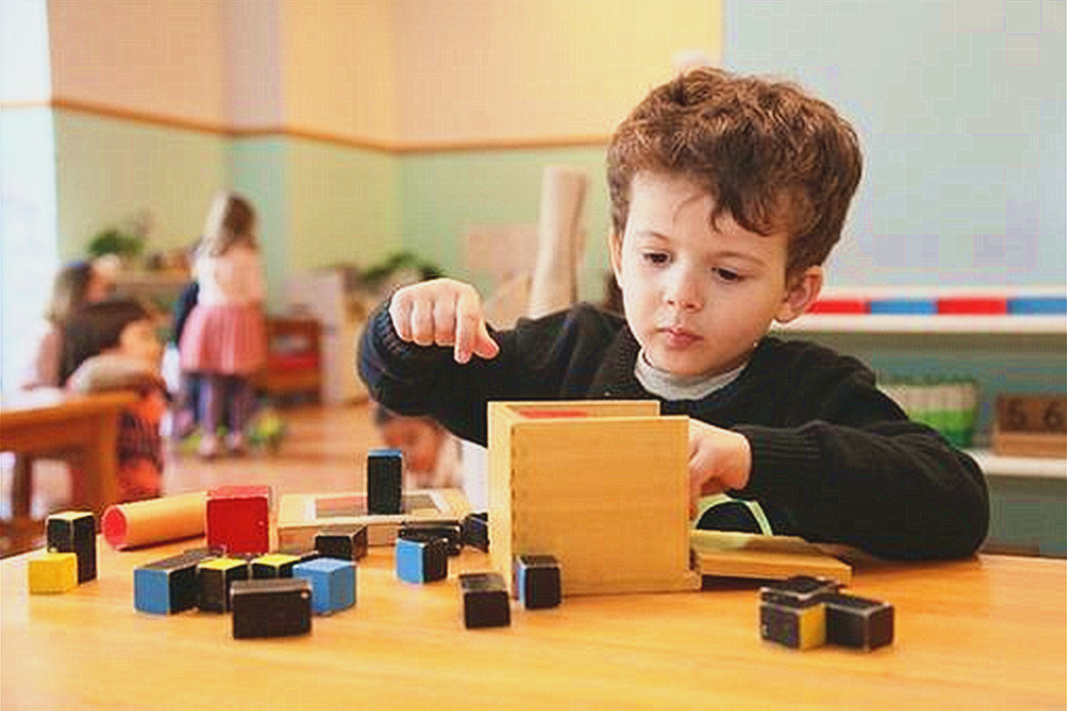 简要评价蒙台梭利的儿童教育观,蒙台梭利教育观和儿童观