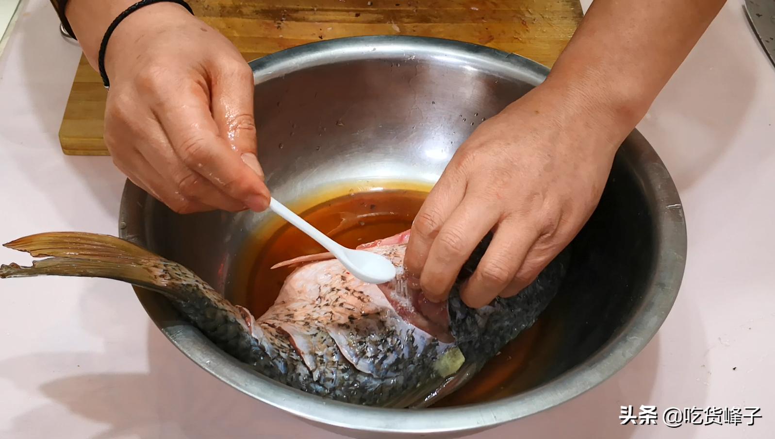 怎样做鱼不腥的方法,做鱼不腥的小窍门去掉鱼腥线