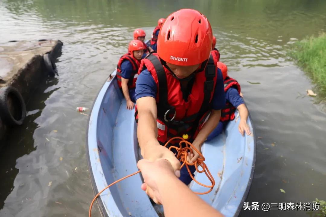 看蓝朋友如何燃爆绳索训练场,冲锋舟带有驾驶室驾驶技巧