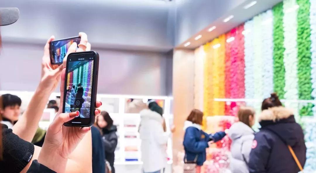 店播+快时尚+网红场景=业绩20万/店/天“调色师”这么玩不火才怪