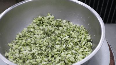 原来饭店是这样蒸槐花的,清香软嫩,不粘不坨,看完长知识了