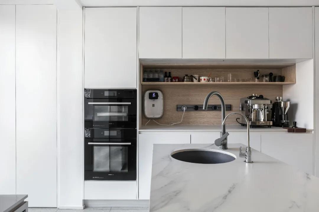 100平现代简约阳台装修风格,125平带阳台简约温馨装修风格