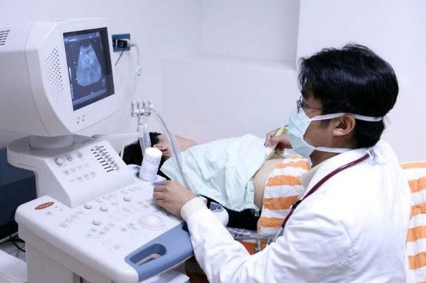 胎儿一般都在预产期之前出生,产科医生胎儿窘迫提前出生