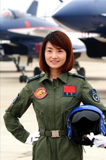 金孔雀余旭的最后一程：36万群众手捧菊花送别，墓前4架飞机模型