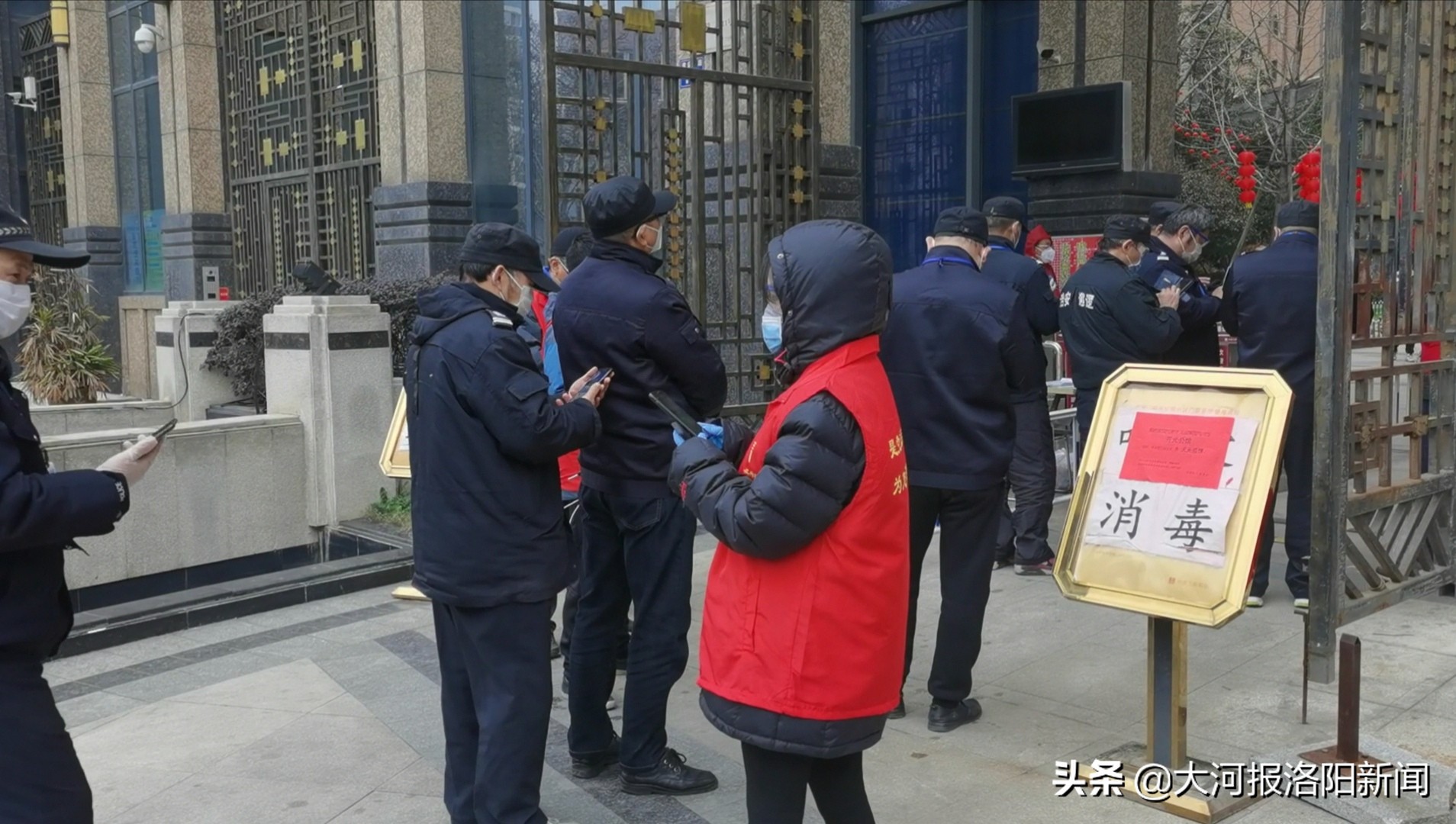 武汉社区居民喊假的 (武汉保安拦记者)