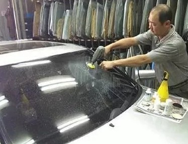 玻璃油膜影响行车安全,玻璃油膜对行驶有什么危害呢