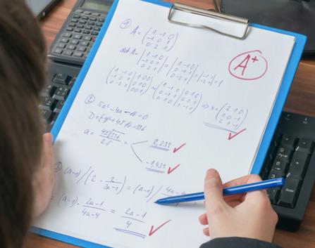 双减政策下英语还学不学,双减之下学生更应自律