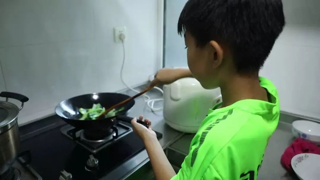 8岁男孩宅家变厨神：可别把你父母宠坏了，以后饭都得你做了
