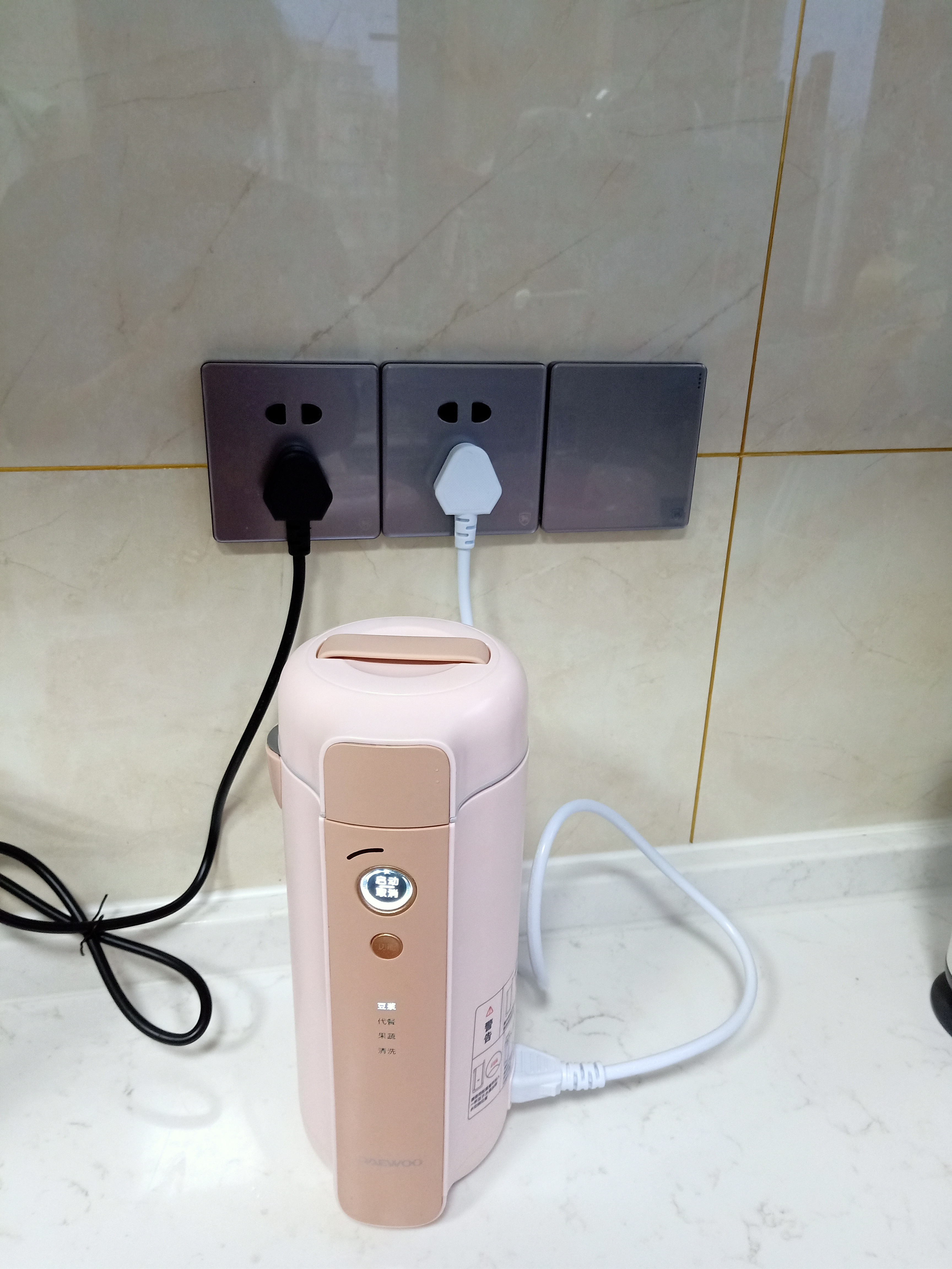 1个人吃饭真妙，不炒不煮不用锅，网友：减肥又营养，难怪身材好